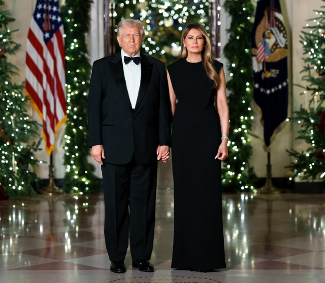 Дональд і Меланія Трамп показали офіційний різдвяний портрет